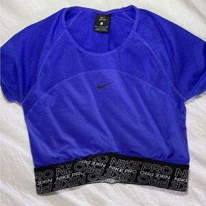 Nike Women’s cropped workout shirt